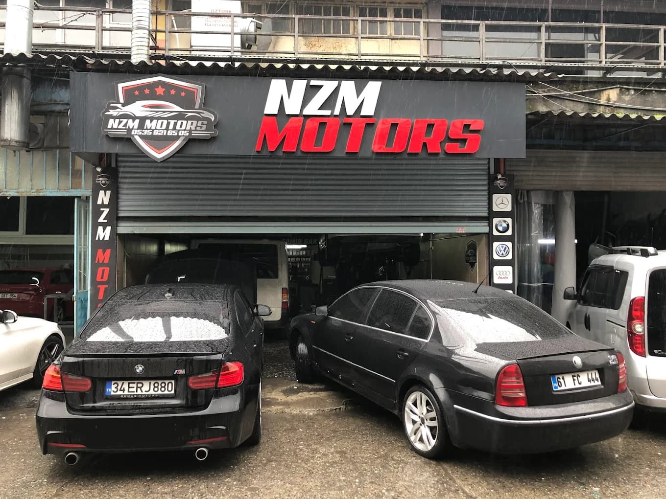 NZM Motors servis dış görünümü ve servis önündeki araçlar